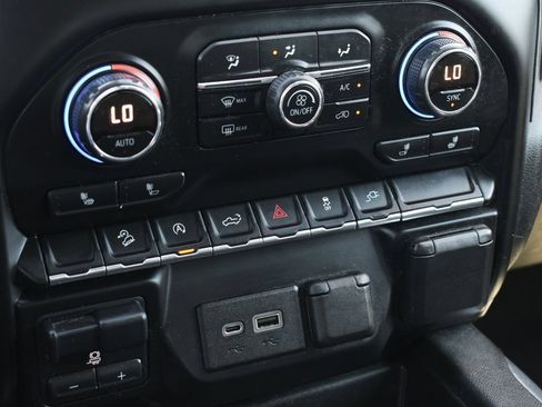 Used 2019 Chevrolet Silverado 1500 RST image 31