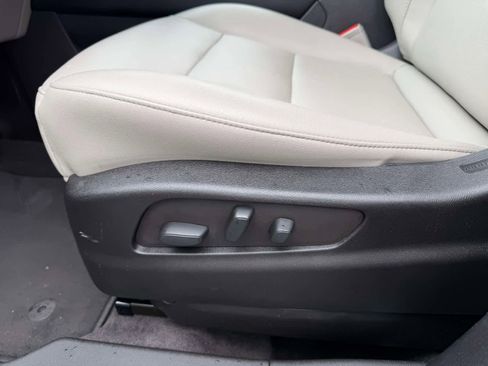 Used 2023 Cadillac XT4 Luxury w/ Cold Weather Package AWD/4WD image 16