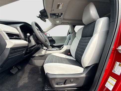 New 2025 Mitsubishi Outlander SE image 22