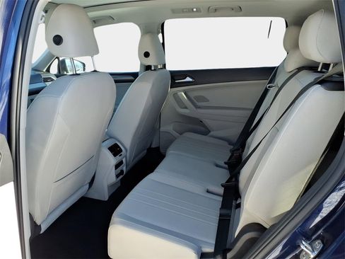 Used 2023 Volkswagen Tiguan SE w/ Panoramic Sunroof Package image 10