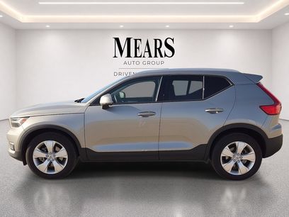Used 2022 Volvo XC40 T5 Momentum