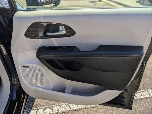 Used 2022 Chrysler Pacifica Limited image 28