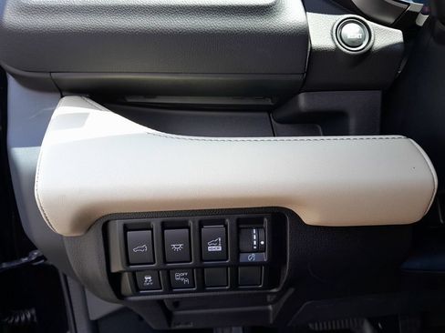 Certified 2022 Subaru Ascent Touring AWD/4WD image 17