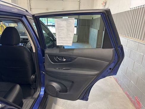 Used 2018 Nissan Rogue SV AWD/4WD image 15