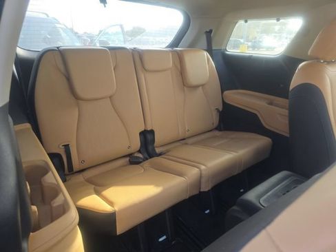 Used 2024 Kia Carnival EX FWD image 12