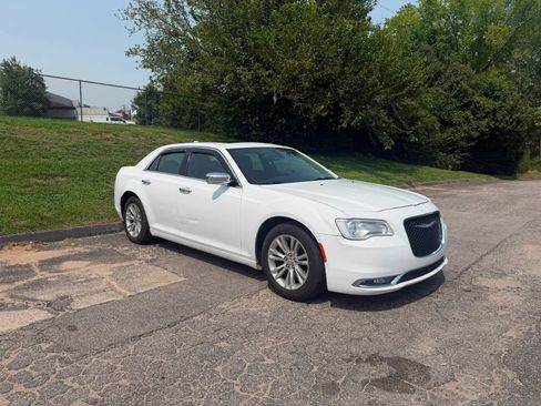 Used 2016 Chrysler 300 C RWD image 2