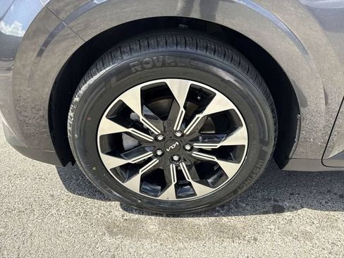 Used 2024 Kia Carnival EX FWD image 10