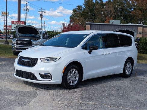 Used 2024 Chrysler Pacifica Touring-L image 4