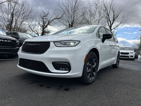 New 2026 Chrysler Pacifica Limited FWD image 25