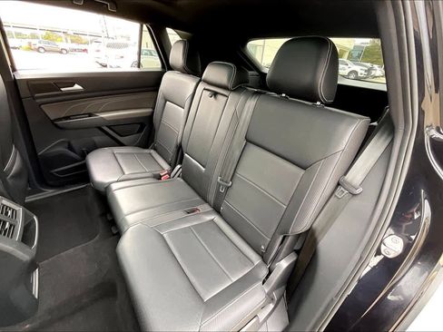 Used 2021 Volkswagen Atlas Cross Sport SE image 18