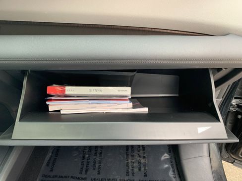 Used 2022 Toyota Sienna XLE image 39