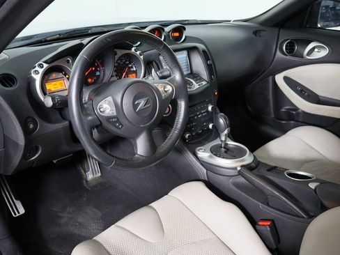 Used 2009 Nissan 370Z Touring RWD image 17