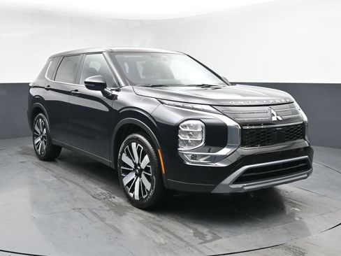 New 2026 Mitsubishi Outlander LE image 2