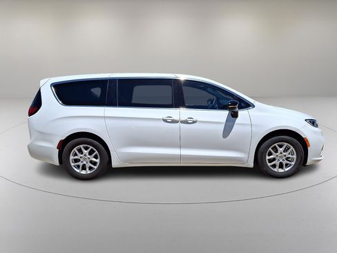 Used 2025 Chrysler Pacifica Select FWD image 12