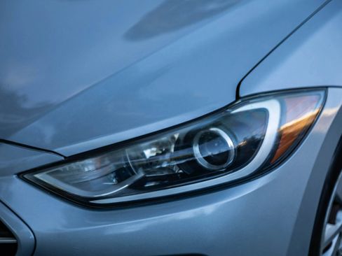 Used 2017 Hyundai Elantra SE FWD image 7