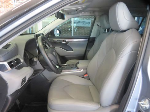Used 2021 Toyota Highlander Platinum FWD image 15