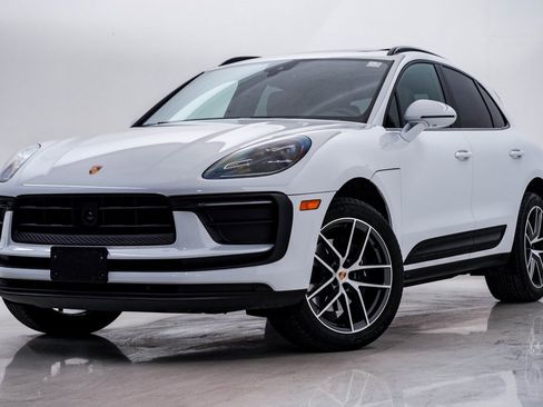 Certified 2025 Porsche Macan image 1