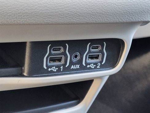 Used 2024 Chrysler Voyager LX image 14