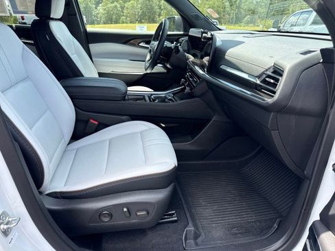 Used 2025 Chevrolet Traverse High Country w/ LPO, Floor Liner Package FWD image 9