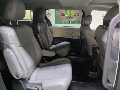 Used 2024 Toyota Sienna XLE FWD image 23