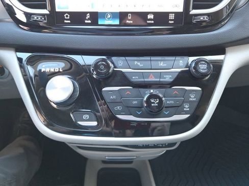 Used 2024 Chrysler Pacifica Touring-L image 59