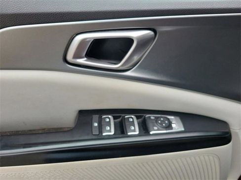 Used 2022 Kia Carnival LX image 12