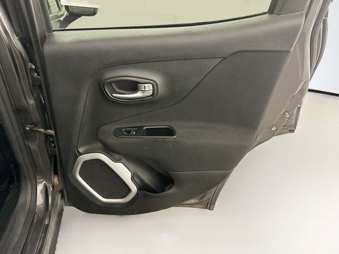 Used 2018 Jeep Renegade Latitude w/ UConnect 8.4 Nav Group AWD/4WD image 31