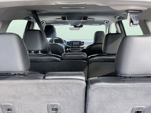 Used 2022 Honda Pilot Touring image 3