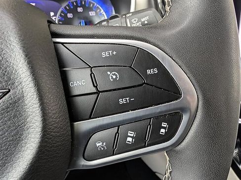 Used 2024 Chrysler Pacifica Touring-L FWD image 22