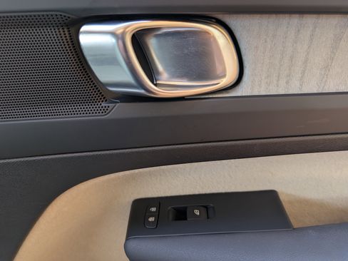 Used 2024 Volvo XC40 B5 Plus image 21