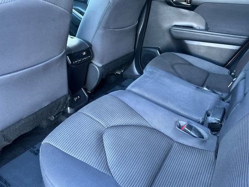 Used 2021 Toyota Highlander LE image 4