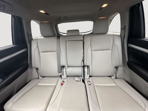 Used 2019 Toyota Highlander XLE AWD/4WD image 12