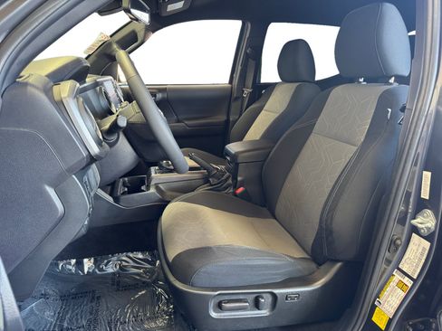 Used 2022 Toyota Tacoma TRD Sport w/ Technology Package RWD image 9