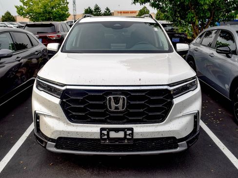 Used 2025 Honda Pilot Touring image 14