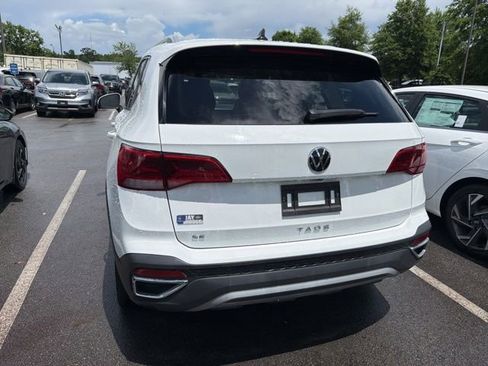 Used 2023 Volkswagen Taos SE w/ Panoramic Sunroof Package FWD image 5