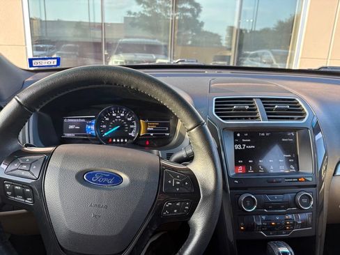 Used 2017 Ford Explorer XLT w/ Equipment Group 202A FWD image 12