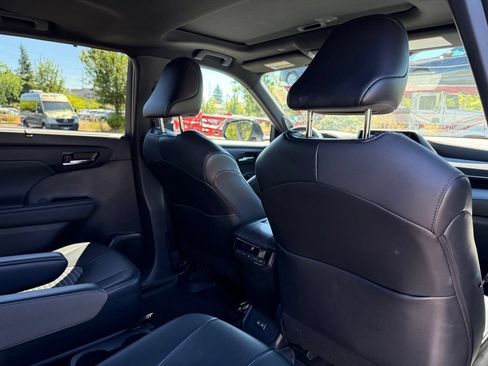 Used 2022 Toyota Highlander XSE AWD/4WD image 19