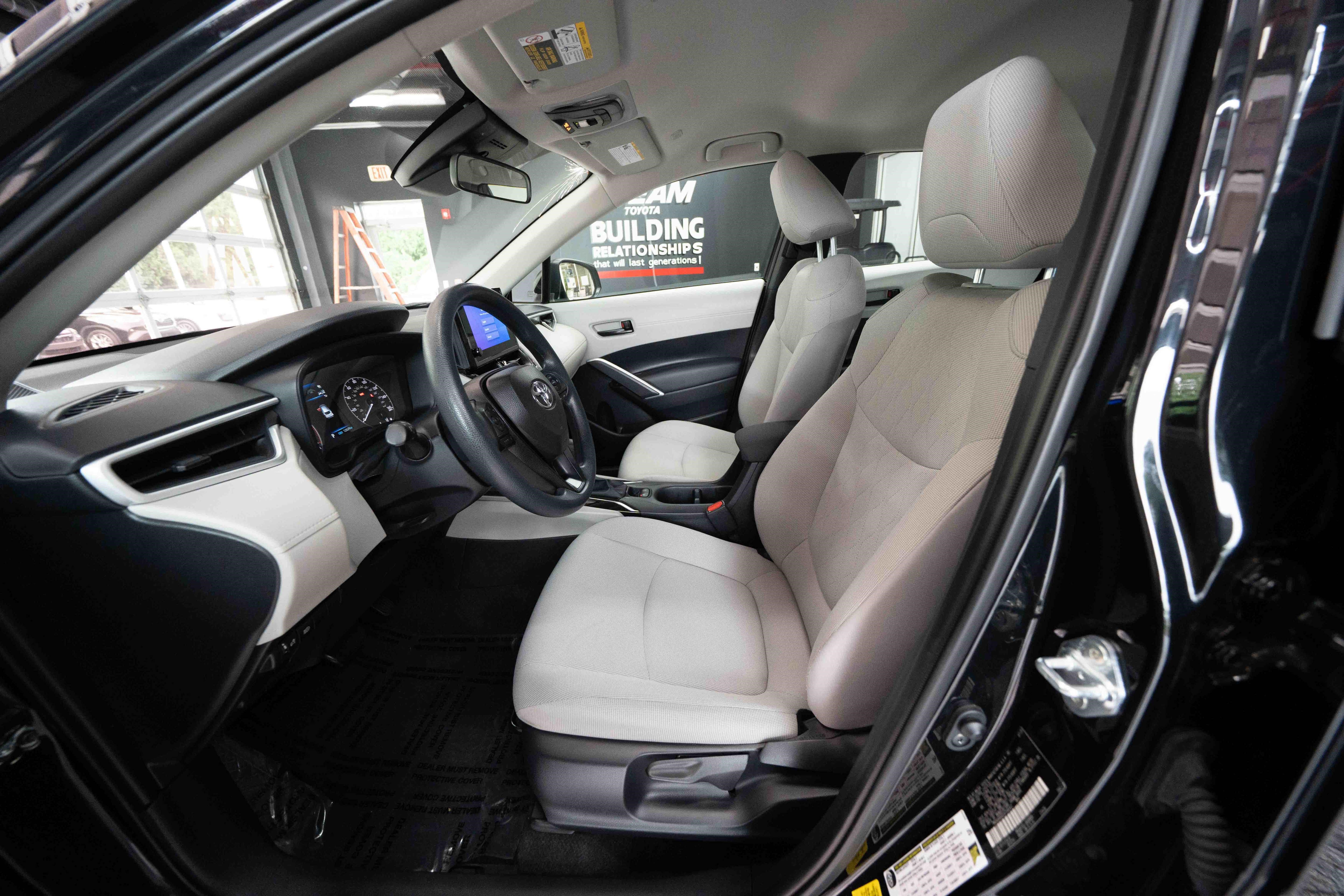 Used 2025 Toyota Corolla Cross L AWD/4WD image 9