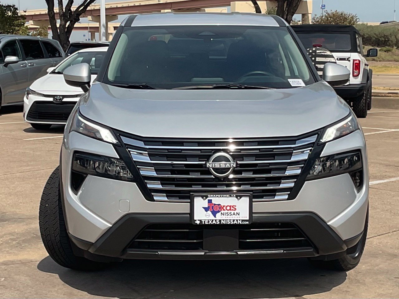 Used 2025 Nissan Rogue SV FWD image 2