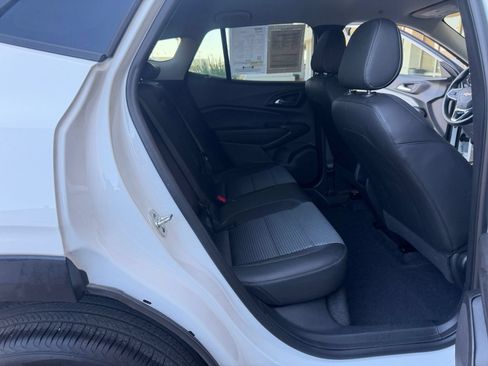 Used 2025 Chevrolet Trax LT w/ LT Convenience Package FWD image 26