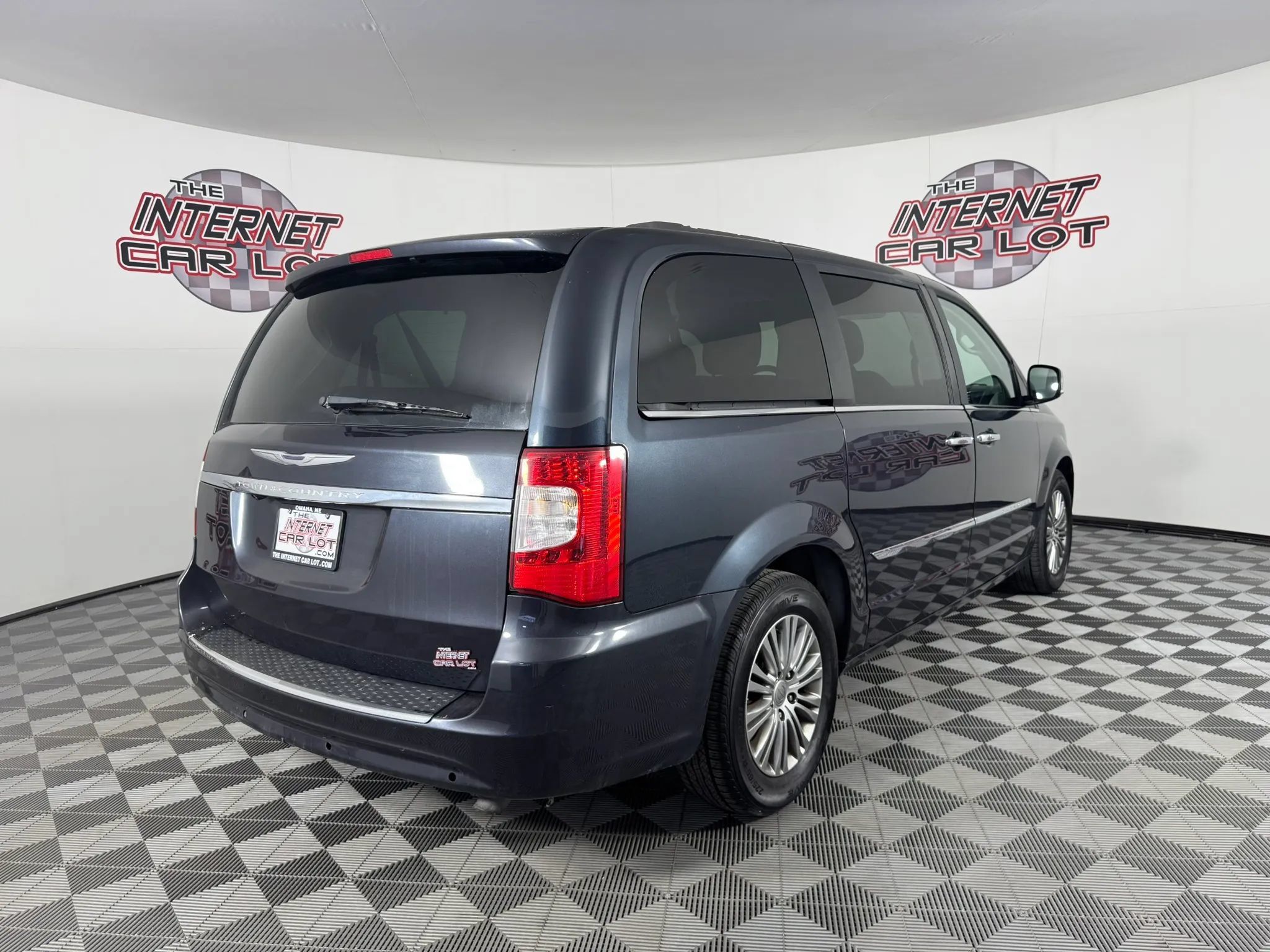 Used 2014 Chrysler Town & Country Touring-L w/ Driver Convenience Group FWD image 7