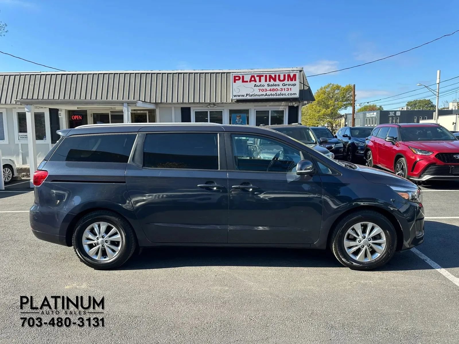 Used 2017 Kia Sedona LX w/ LX Essentials Premium Package FWD image 2