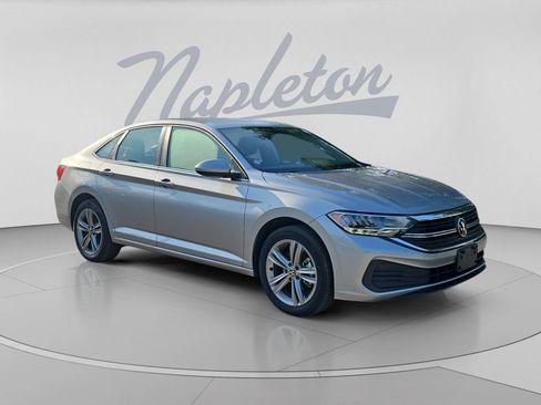 Certified 2024 Volkswagen Jetta SE FWD image 3