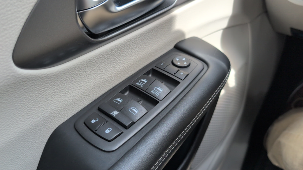 Used 2024 Chrysler Pacifica Touring-L FWD image 13