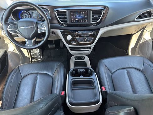 Used 2019 Chrysler Pacifica Touring-L FWD image 22