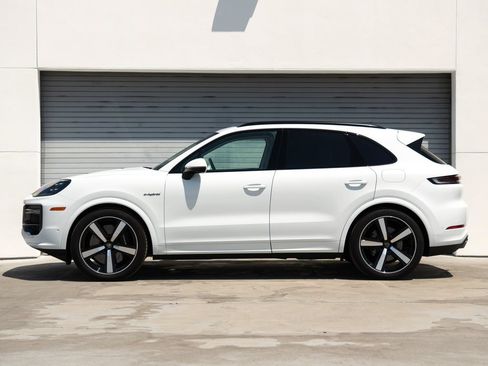 New 2025 Porsche Cayenne Turbo AWD/4WD image 2