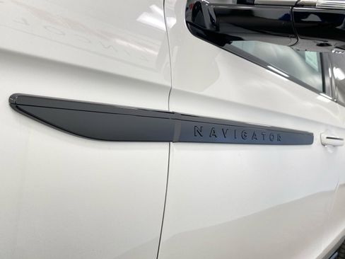 Used 2025 Lincoln Navigator Reserve w/ Jet Appearance Package image 18