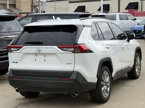 Used 2019 Toyota RAV4 XLE Premium FWD image 4