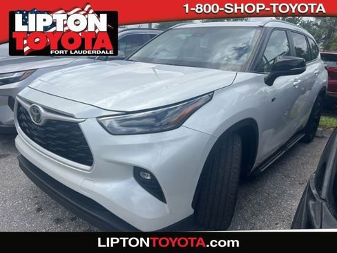 Used 2024 Toyota Highlander XLE image 1