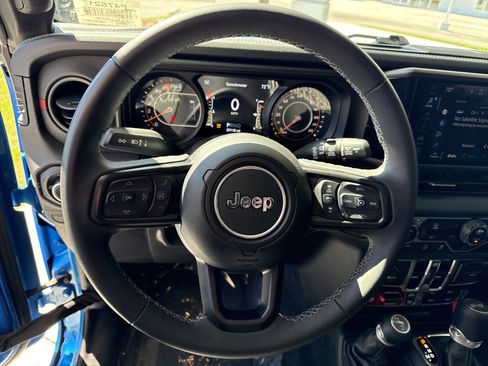 Used 2025 Jeep Wrangler Unlimited Rubicon AWD/4WD image 17